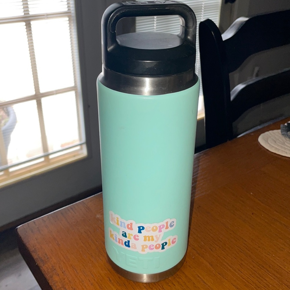 YETI RAMBLER NWT 18 OZ BOTTLE LOOP CAP